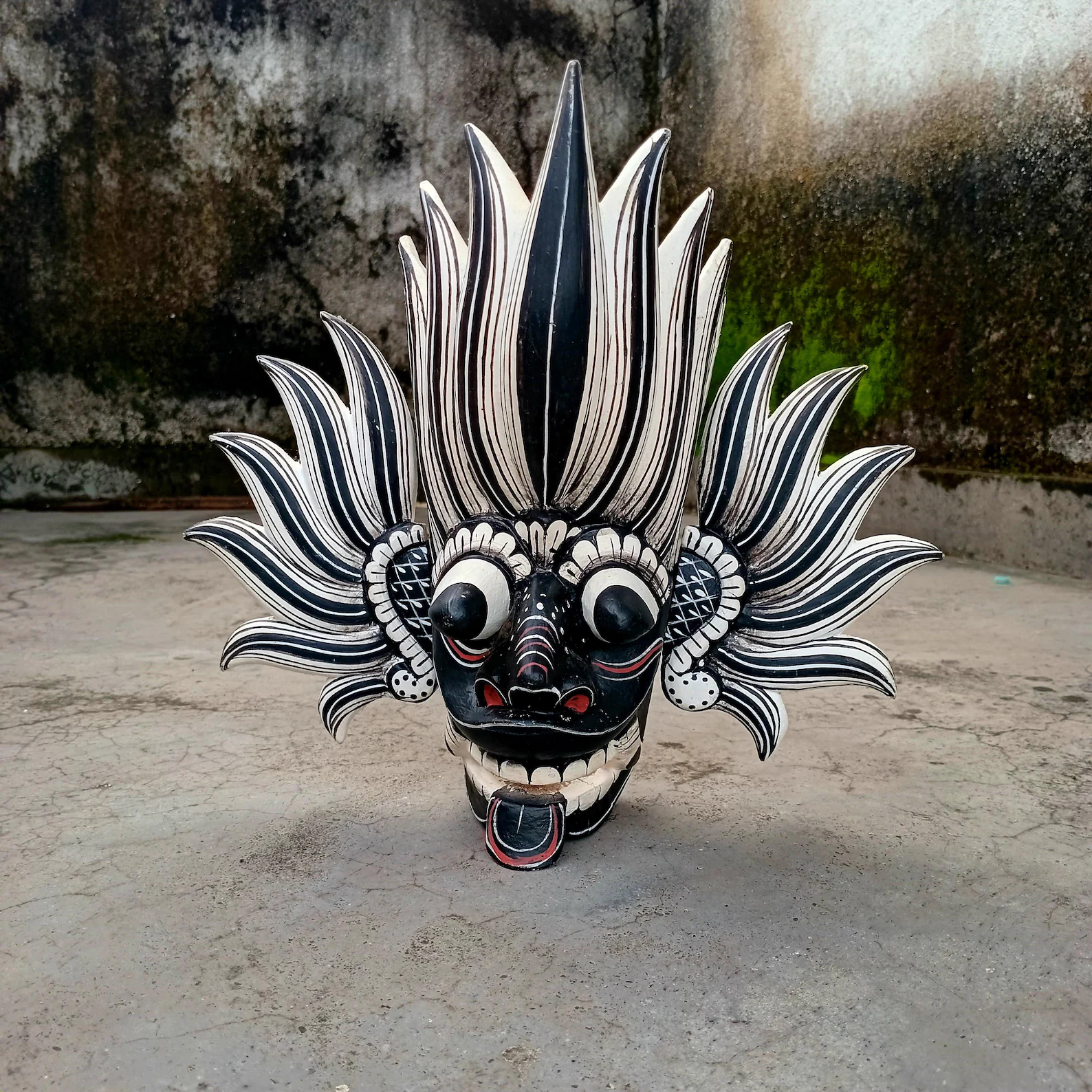 Explore Sri Lanka’s Fire Demon and Cobra Masks: Cultural Treasures for Protection and Power. Artistry that Safeguards and Inspires - Image 3